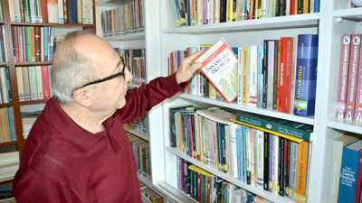 Kitap sevgisiyle örnek olan öğretmen evinin üst katını kütüphaneye çevirdi