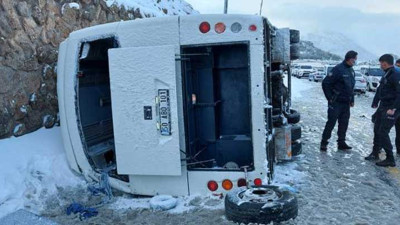 Kayseri'de turistleri taşıyan midibüs devrildi