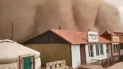 Kazakistan'ı kum fırtınası vurdu