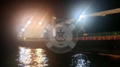 Bozcaada açıklarında kum yüklü gemi karaya oturdu