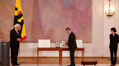 Şahin ve Türeci'ye en üst düzey devlet nişanı verildi. Korona aşısıyla yılın kişisi seçilmişlerdi