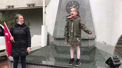 Artvin'de Elifnaz söyledi İYİ Partililer tekrar etti. Valiliğin önünde andımızı okudular