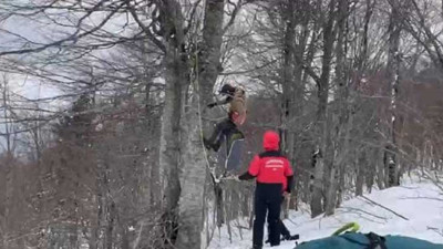 Yamaç paraşütü yaparken ağaçta asılı kaldı