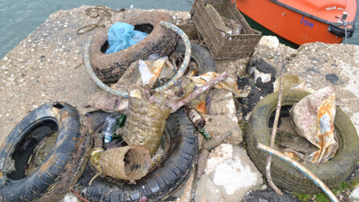 Denizden çıkan pisliğin içinde yok yok. Burası bir de dalış merkezi