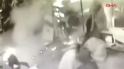 Pres makinesinin bomba gibi patladığı an kamerada. Bir işçi alevler içinde yere yığıldı