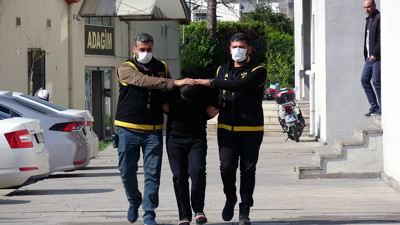 Bıçakla gasp etti olay yerine dönünce polise yakalandı