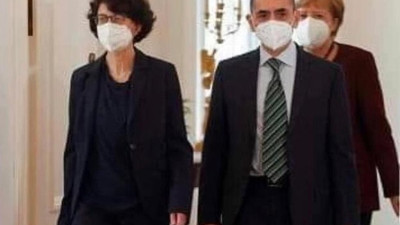 Merkel arkada iki Türk bilim insanı önde. Bilimin zaferi