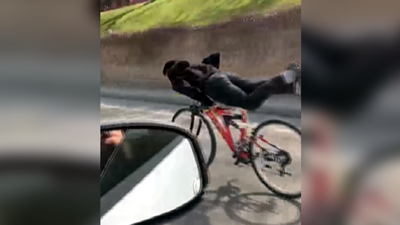 Bisiklet üstünde tehlikeli yolculuk