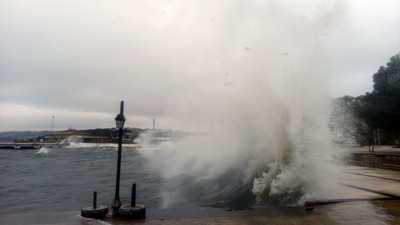 Sinop'ta dev dalgalar kıyıya vurdu