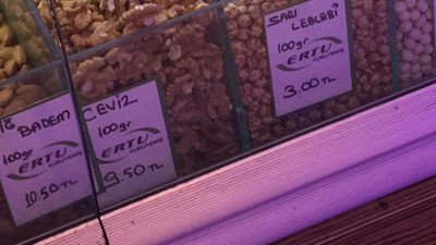 Kuruyemişçiler artık kilo fiyatı yazmıyorlar. 100 gram fiyatı yazıyorlar