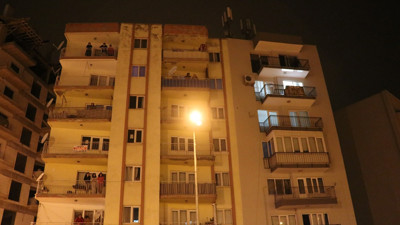 İple çatıdan 5'inci kata indi. Korkunç planla eşini katletti