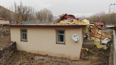 Ağrı'da fırtına evin çatısını uçurdu