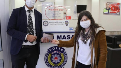 İçinden 14 bin 900 TL çıkan cüzdanı sahibine teslim etti. Aldığı ödül mest etti