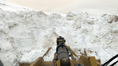 Kar Kaplanları gece gündüz çalışıyor. Köy yollarını böyle açıyorlar