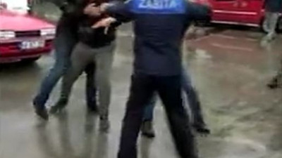 İzmir'de esnaf ve zabıta birbirine girdi. Sopalar demir sandalyeler havada uçuştu