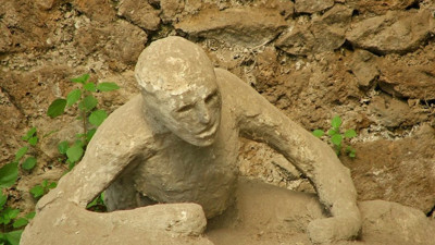 Vezüv Yanardağı'nın patlaması sonucu Pompeii halkının taş kesilmesi 15 dakika sürmüş!