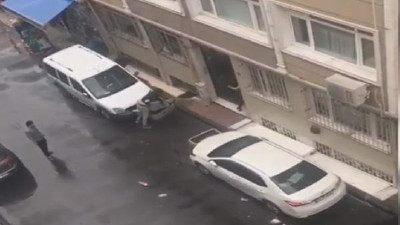 Kendisine saldıran adamı çöp poşetiyle engellemek istedi