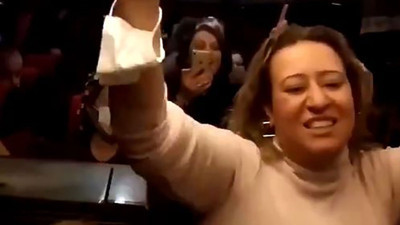 Her gün maske mesafe uyarısı yapan Sağlık Bakanı Fahrettin Koca istifa edecek mi. Bu görüntüler AKP kongresine giden vatandaşlara ait