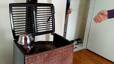 Evdeki kömür kovasından çıktı. Polis dakikalarca incelemeye aldı