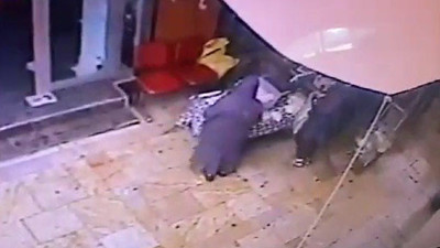 İki kadın pazardan tereyağı çaldı