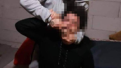 Suç makinesi engelli genci öldüresiye dövdü. Ellerin kırılsın