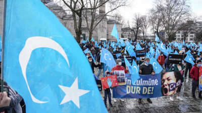 Doğu Türkistanlılardan Çinli Bakanın Türkiye ziyaretine protesto. Yüzlerce kişi Beyazıt’ta toplandı