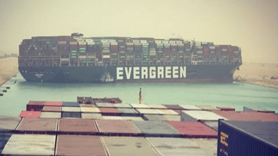 Süveyş Kanalı'nın iki günlük zararı dudak uçuklattı. Kurtarma operasyonu aralıksız sürüyor