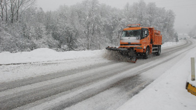 Bartın'da kar köy yollarını kapattı