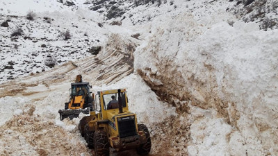 Bayburt'ta çığ düştü yol kapandı