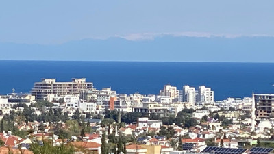 Hava o kadar temizlendi ki Girne’den Türkiye göründü. Karşıda Toros Dağları’nın karlı tepeleri vardı. KKTC Cumhurbaşkanı Ersin Tatar paylaştı