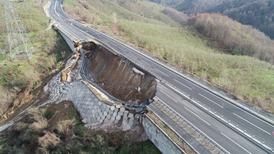 Düzce’de yol bombalanmış gibi çöktü. Çift yönlü yol tek yöne düştü. Faciaya ramak kaldı