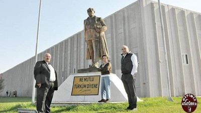 ''Ben yediğimi içtiğimi, rızkımı Atatürk'e borçluyum'' diyen Eskişehirli iş insanı fabrikasının önüne büyük önder Atatürk'ün heykeli dikti. Helal olsun Eskişehirli iş insanına