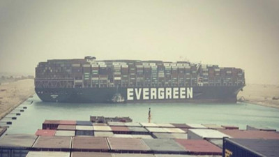 Süveyş Kanalı'nda karaya oturan gemi 30 metre açığa çekildi. İlk YENİÇAĞ yayınlamıştı