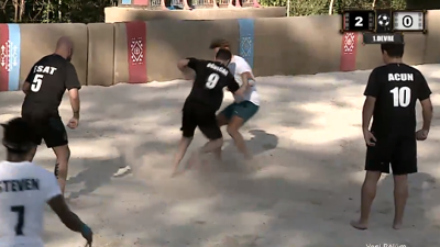 Survivor'da futbol maçının ödülünü Acun Ilıcalı açıkladı. Ünlüler Gönüllüler kıyasıya mücadele etti