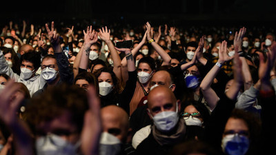 İspanya'da sosyal mesafesiz ilk konser