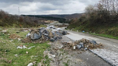 Gece yarısı gelip döküyorlar. Yanından geçen hayvanların gözleri yaşarıyor