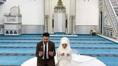 Gelin ve damat camide dua ederken fotoğraf paylaştı olanlar oldu. O detaya herkes isyan etti