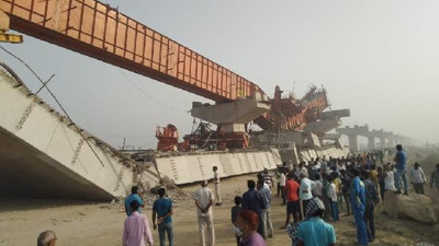 Hindistan'da üst geçit çöktü: 4 yaralı