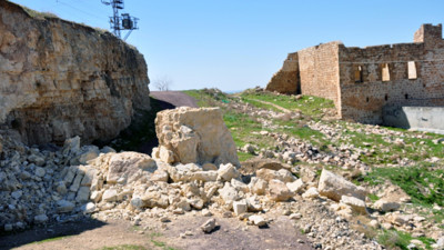 Mardin Derik'te kaya parçası yolu tıkadı