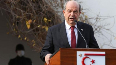 KKTC Cumhurbaşkanı rumların katlettiği şehitlere devlet töreni yapmak istedi, Türk milletvekili Rum gibi konuştu. Cumhurbaşkanı böyle isyan etti. Bir de şehitlerin akrabası çıktı