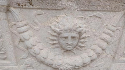 Mezarın üstündeki beddualar bile durduramadı içini açanlar şok geçirdi