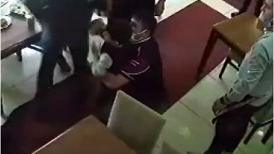 Restoranda panik anları. Annenin tüm umutlarının bittiği anda esnafın tek hamlesi hayat kurtardı