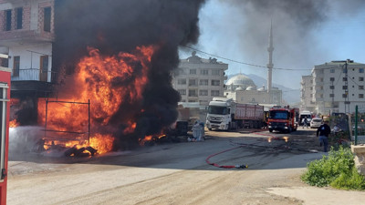 Trabzon'daki lastikçide korkutan yangın. Alevler caddeyi dumanlar gök yüzünü kapladı