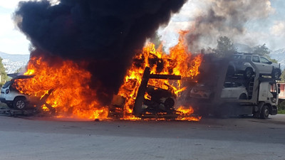Isınan balata TIR ve 8 sıfır aracı yaktı. Uzun araç kuyrukları oluştu