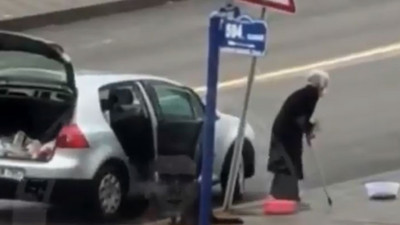 Dünya bu insanların yüzü suyu hürmetine dönüyor. Yaşlı kadın Ankara'da her gün bunu yapıyor