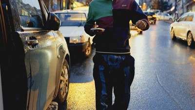 Beşiktaş'ın Fransız sağ beki Valentine Rosier Dolapdere sokaklarında. Tarzıyla caddeyi salladı