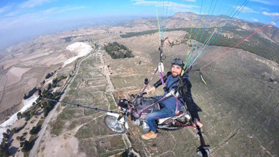 400 metre yüksekte motosikletle uçtu. Bir ilke imza attı