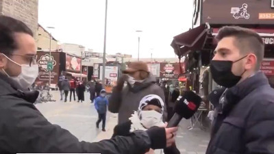 Gözlüklü muhabir sordu. Z kuşağı ile görmediği günleri ‘gördüm’ diyen orta yaşlı kadın tartıştı