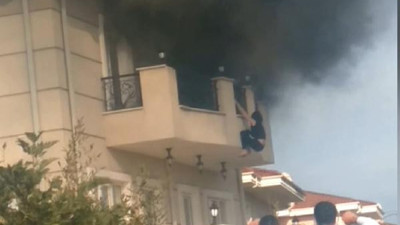 Ölümden kaçmak için balkondan atladı. Villada can pazarı