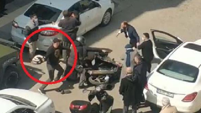 Trafikte kasklı yumruklu kavga. 2 grup birbirine girdi